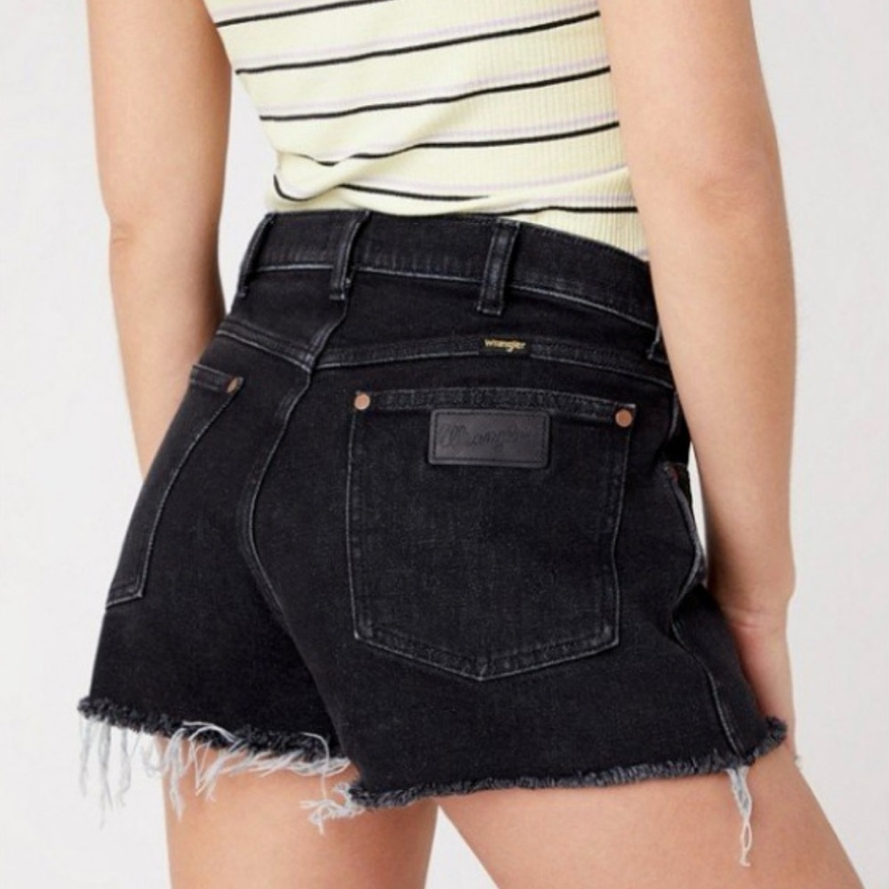 Wrangler NWT Black High-Rise Frayed Hem Denim Shorts with Patch Size 28